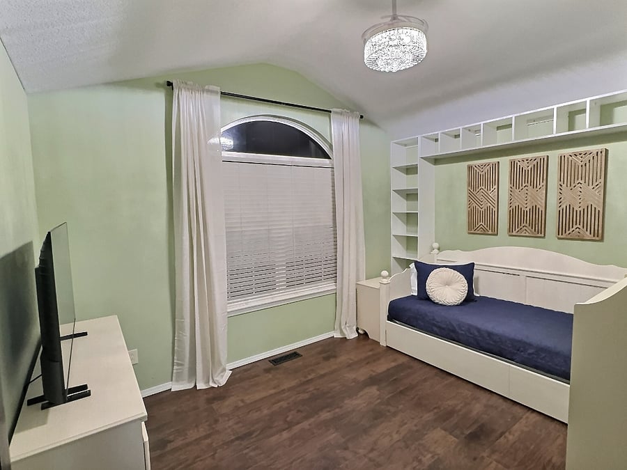 Bedroom 3 with trundle bed (2 twin mattresses) and 50" Smart TV