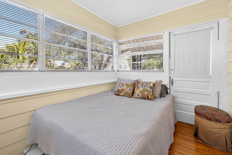 Upstairs 2nd queen bed