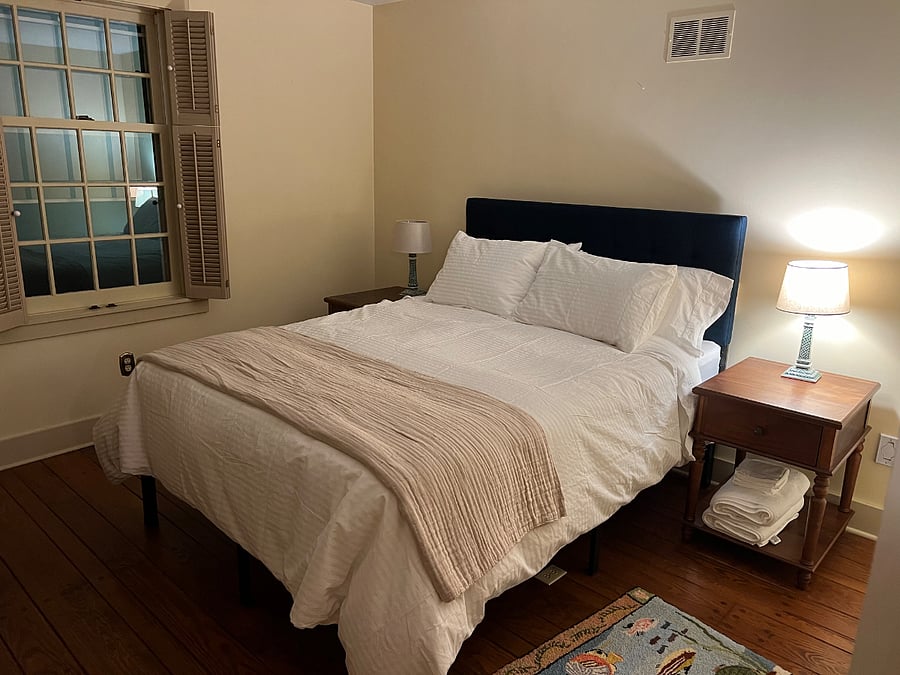 Queen bedroom -first floor