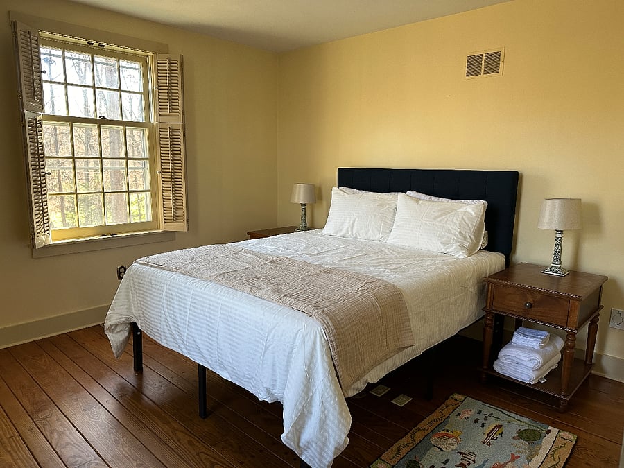 Queen bedroom - first floor