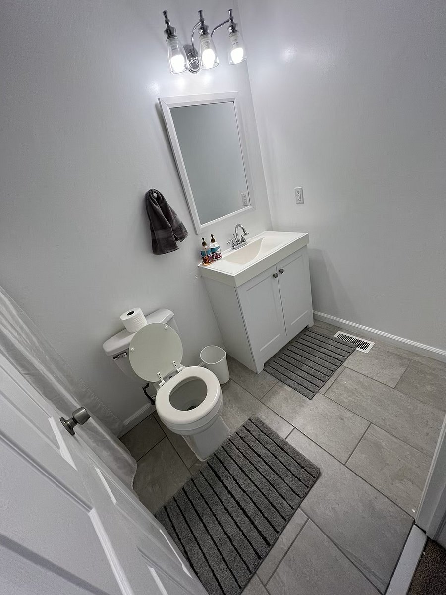 Master Bedroom Restroom