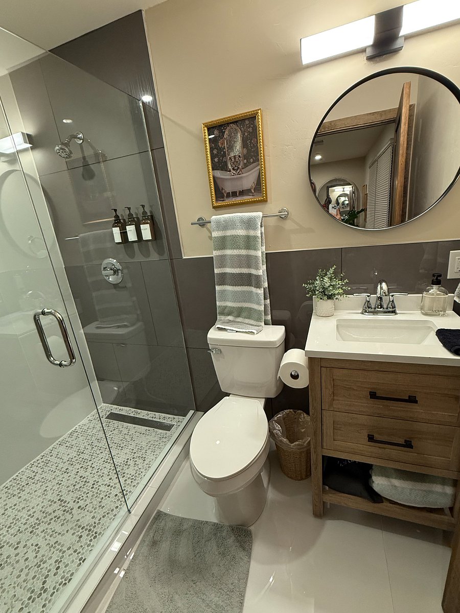 En suite bathroom in Jr. Master Suite.