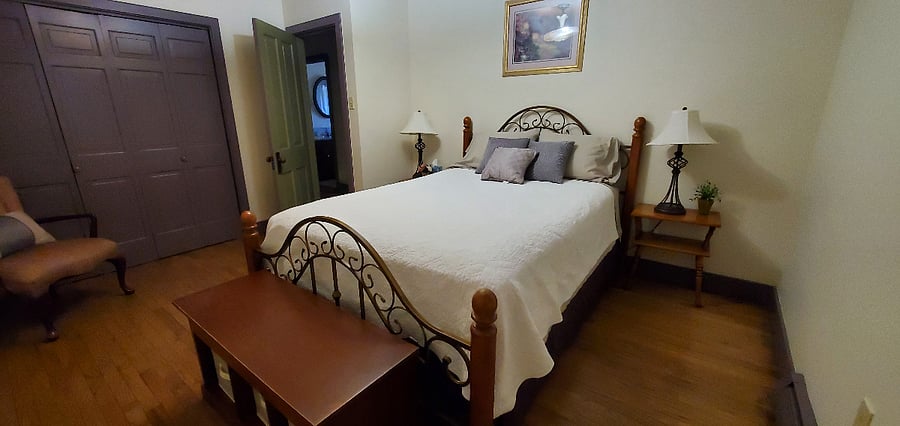 queen bedroom
