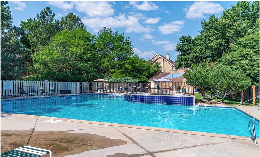 Large swimming pool (seasonal)