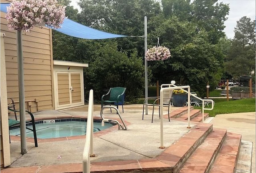 Hot tub (open year round)