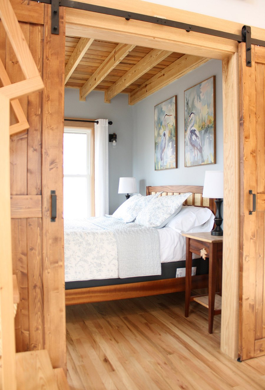 bedroom with queen sz bed, sliding barn doors