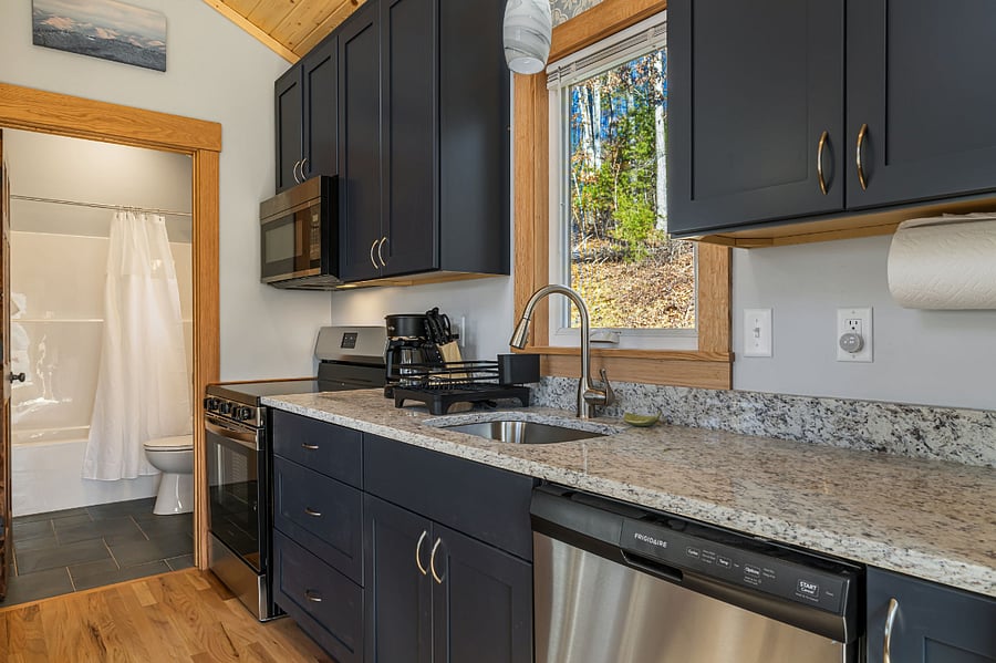 Galley kitchen, brand new appliances