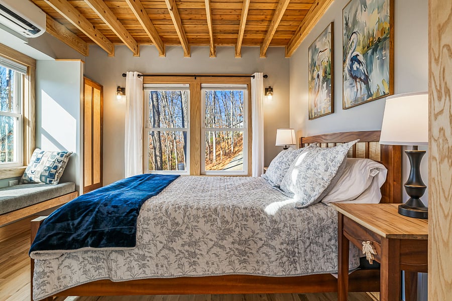 Sunny bedroom, queen sz bed
