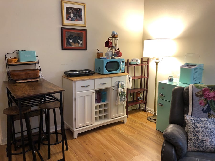 Kitchenette with hot plate, toaster, ice maker, microwave and refrigerator. Kitchen table or a workstation. Also a small shelf for food item and/or additional storage. Dishes included.
