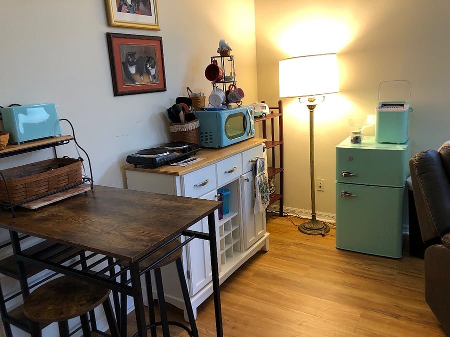 Adorable kitchenette.