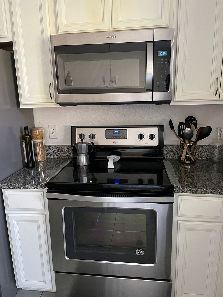 Glasstop stove and conventional oven