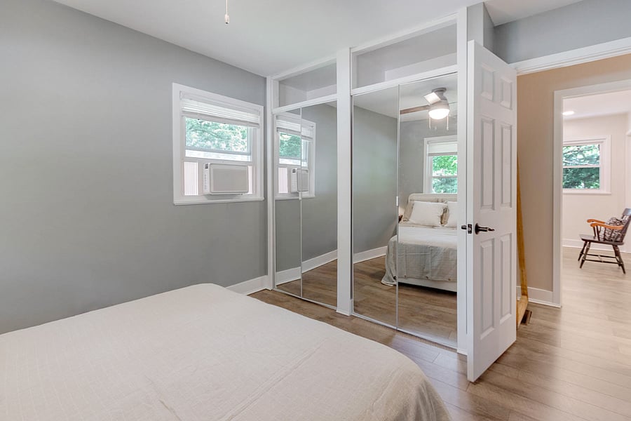 Bedroom 2
A bright, airy room featuring modern dcor and premium linens