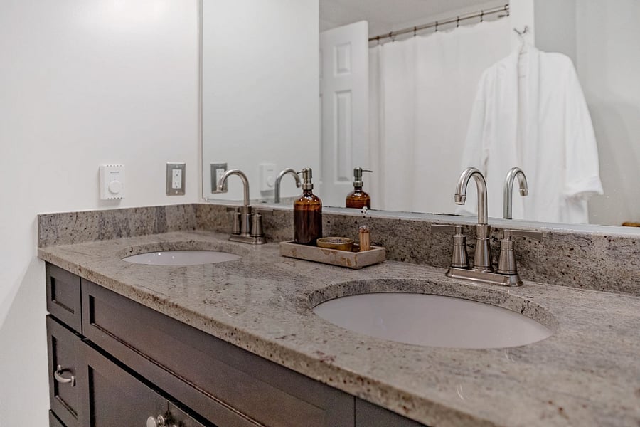 Full bathroom 1