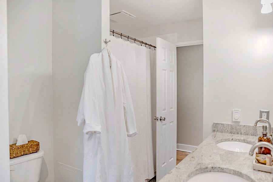 Full bathroom 1
