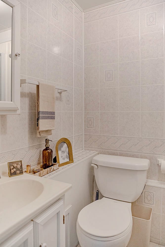 Bathroom 2
A convenient second bathroom, offering added comfort and easeperfect for families or groups traveling together.