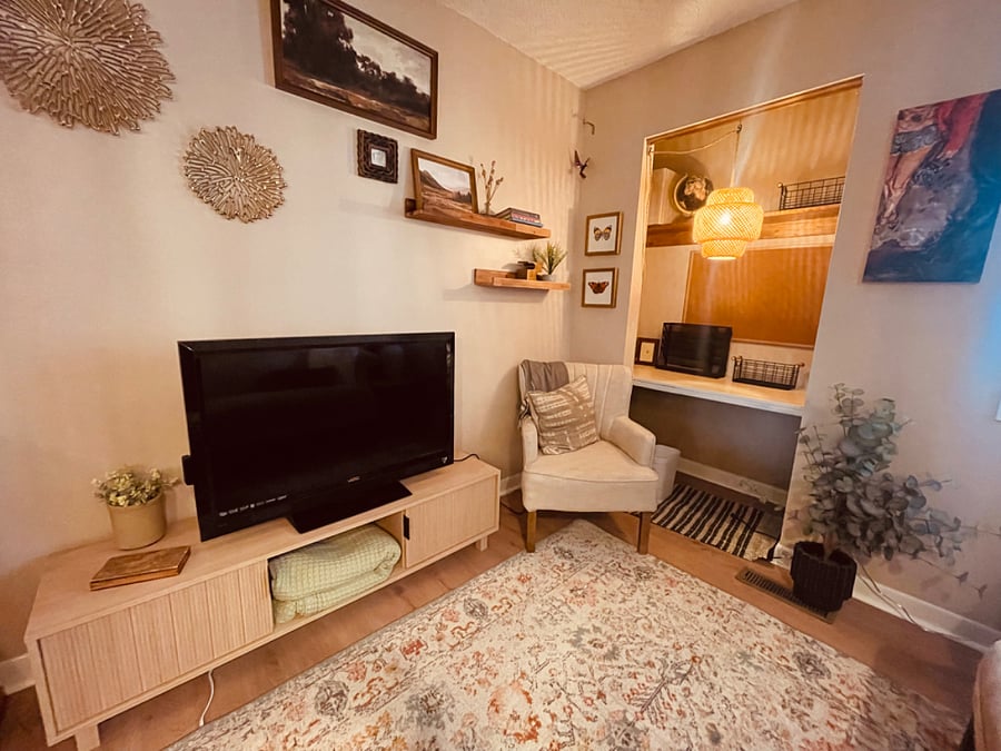 smart tv in private lounge/office