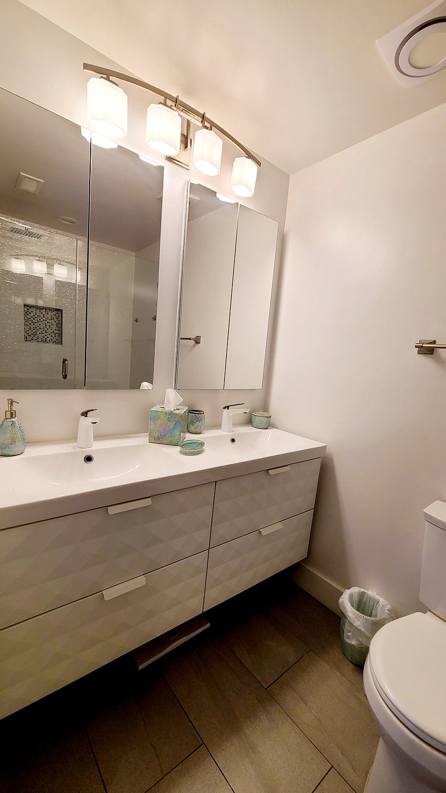 Double vanity in primary bathroom