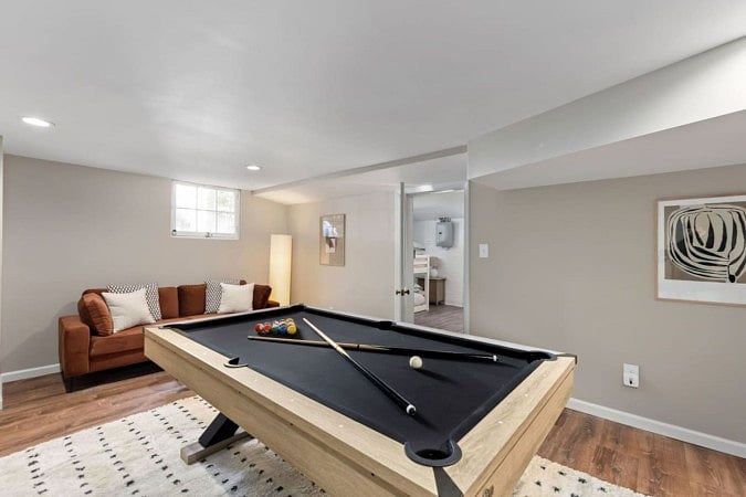 Standard pool table for billiards