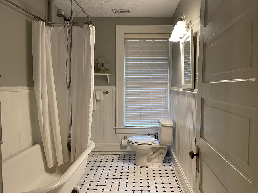 Bathroom with claw tub