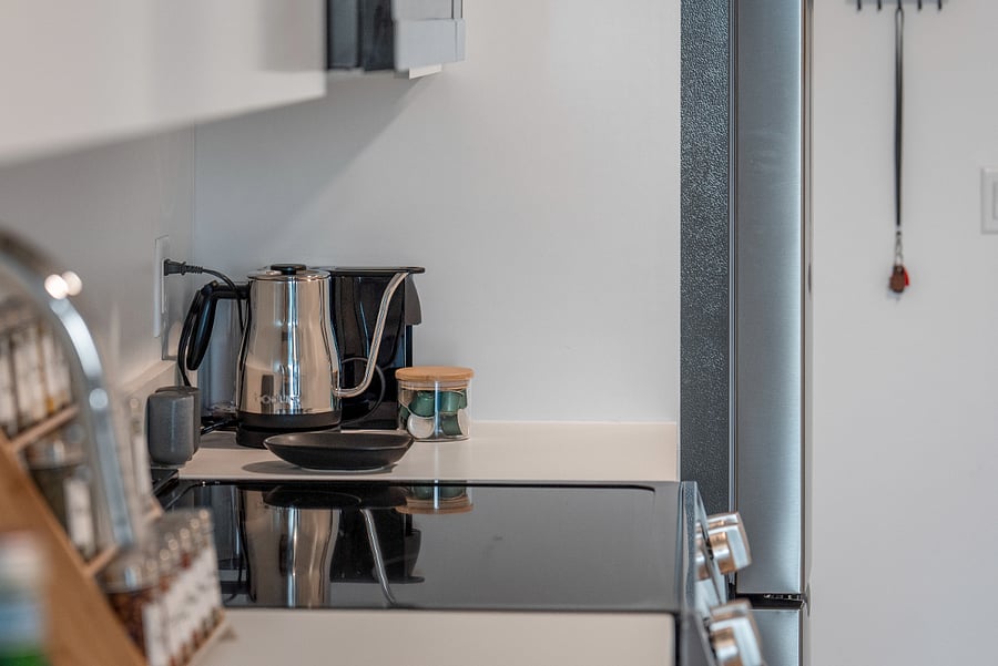 A beautifully curated kitchen with everything you need within reach.
Perfect for anything from quick breakfasts to relaxed dinners.