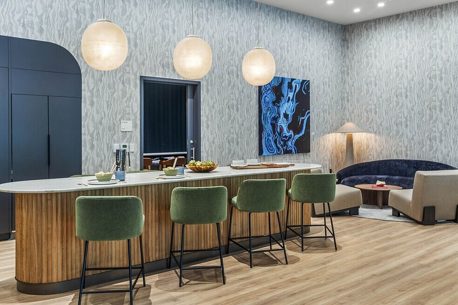 A beautifully lit room offering both dining tables and a stylish bar.
The ideal setting for evening gatherings or quiet enjoyment.