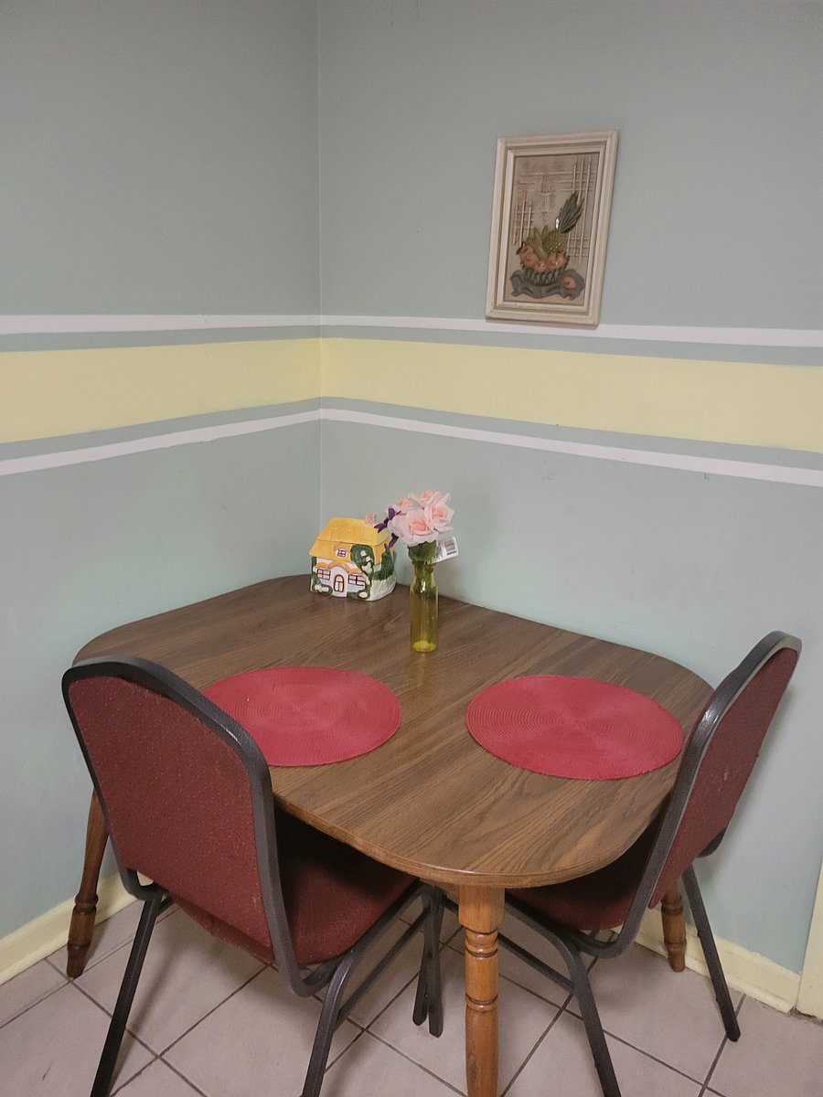 Option to eat in kitchen
