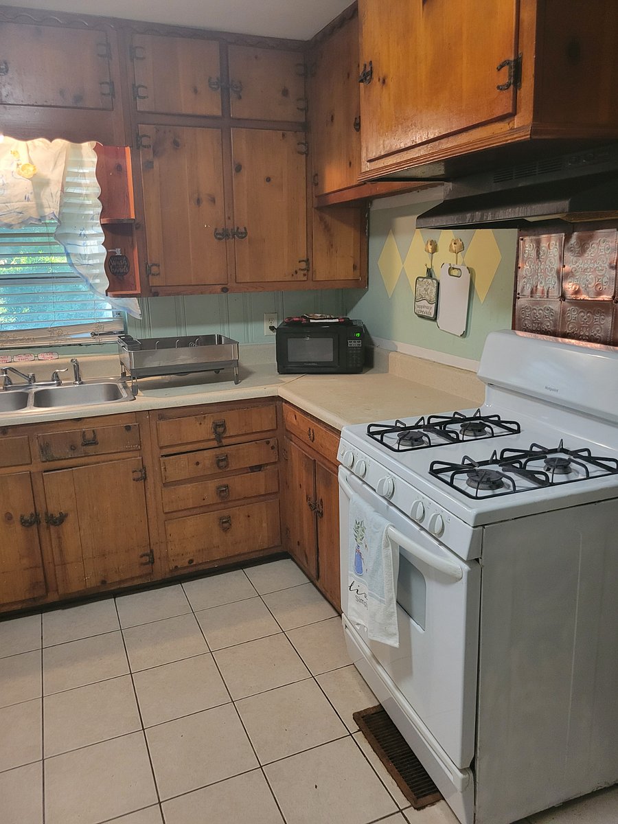 Full kitchen. All utensils, dinnerware, etc