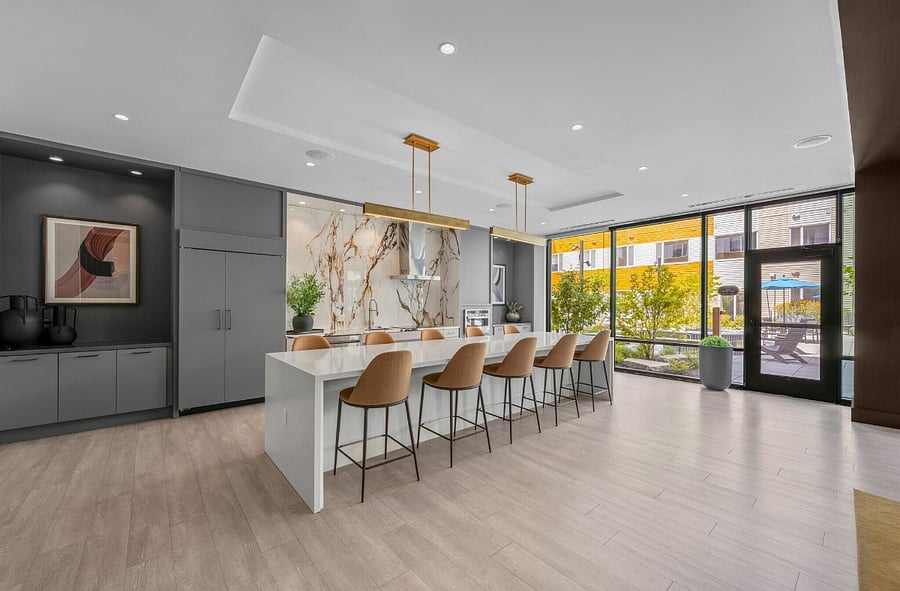A sophisticated blend of dining comfort and bar-style ambience.
Enjoy a space created for connection and effortless enjoyment.