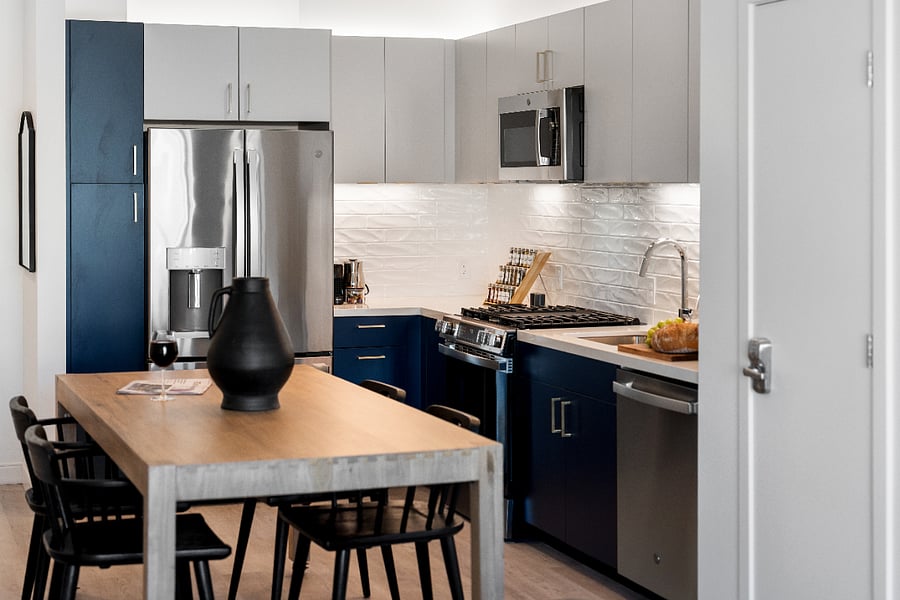 An elegant dining island framed by clean lines and premium finishes.
A space where cooking becomes a pleasure and dining becomes an experience.
