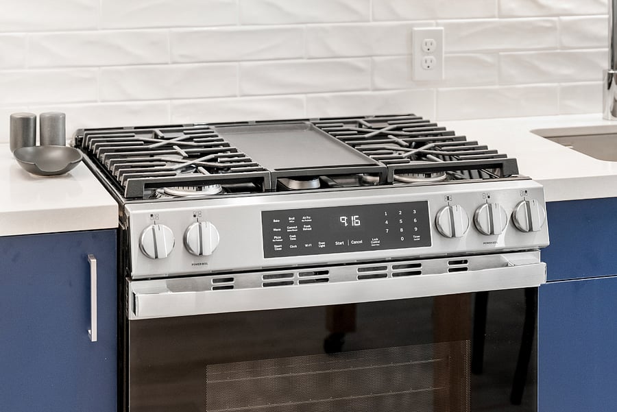 From shared meals to quiet mornings, this kitchen elevates every moment.
The island offers the perfect blend of comfort, style, and convenience.