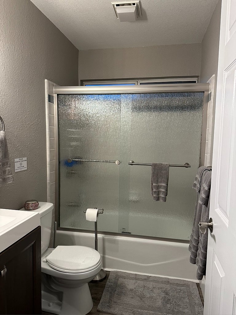 Bathroom wtih tub/shower combo