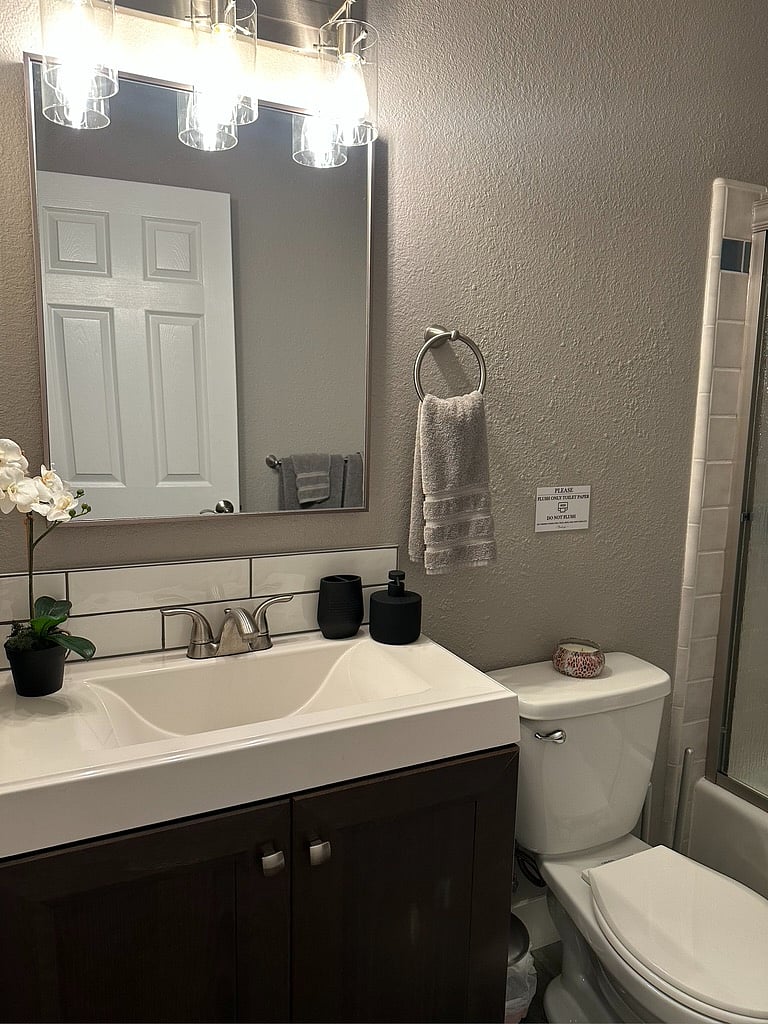 Bathroom wtih tub/shower combo