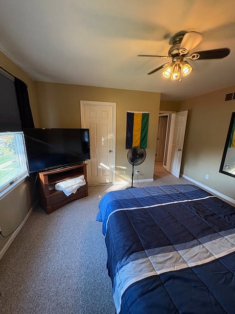 Bedroom #1. TV does not have cable. Guest must provide device to connect TV to wifi (roku, amazon fire, etc)