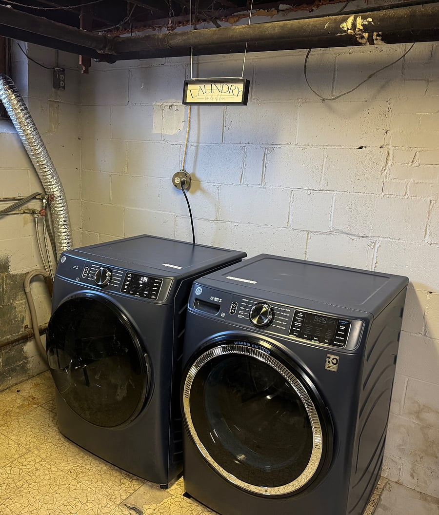 LAUNDRY ROOM_