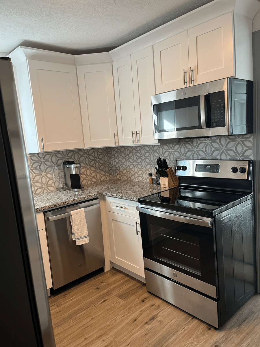 Fully stocked kitchen with all essentials - Keurig, pots, pants, utensils, cutlery, toaster, etc.