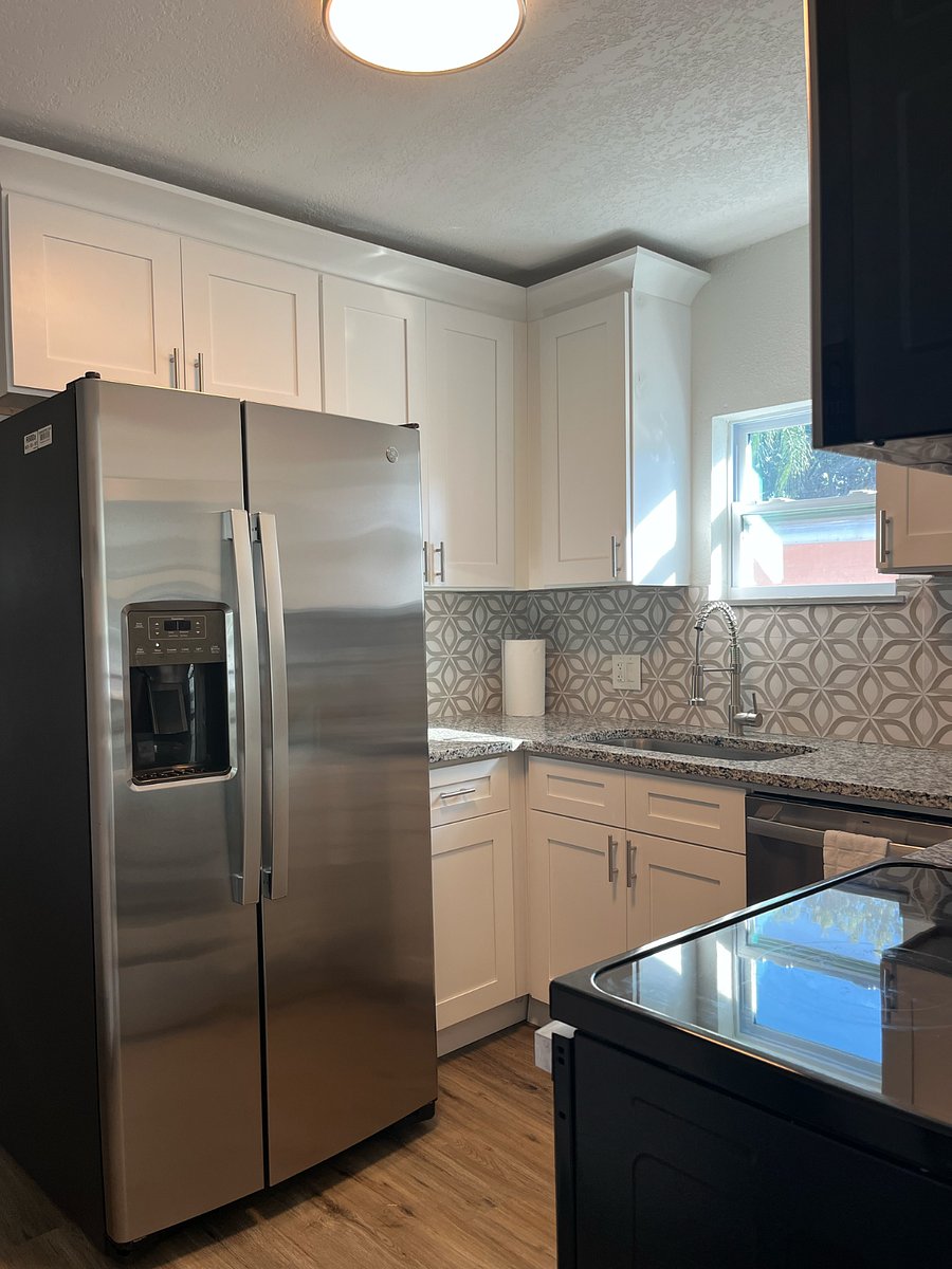 Fully stocked kitchen with all essentials - Keurig, pots, pants, utensils, cutlery, toaster, etc. Just bring your favorite spices and condiments!
