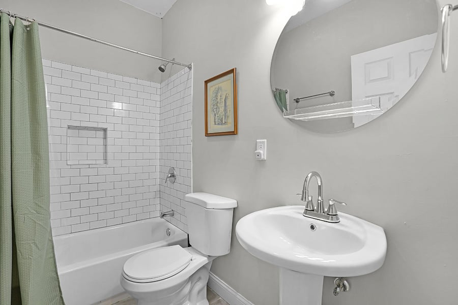 2nd floor hall bath for middle bedroom