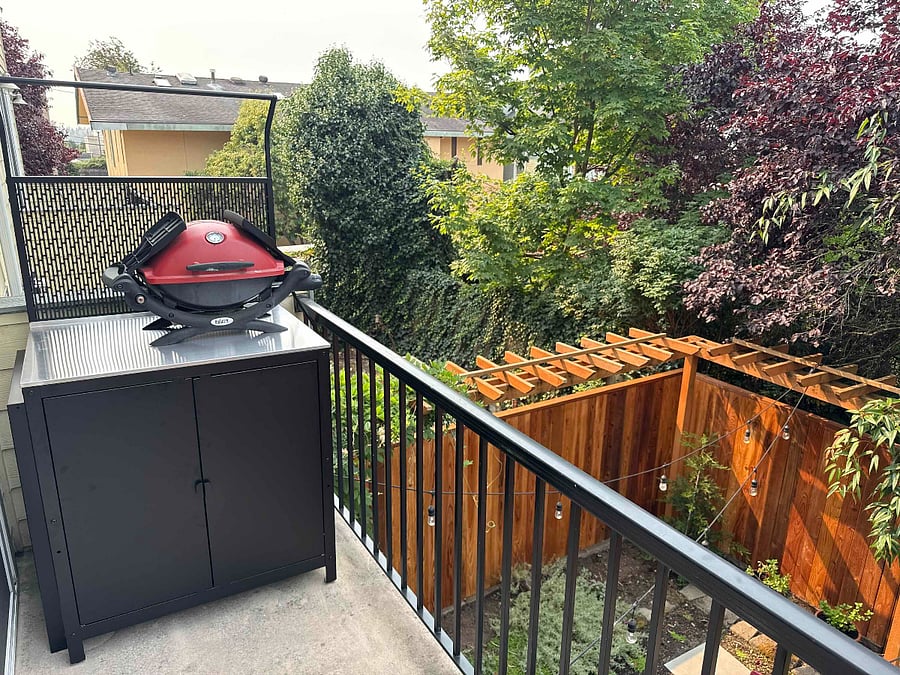 Balcony with gas BBQ and bistro set