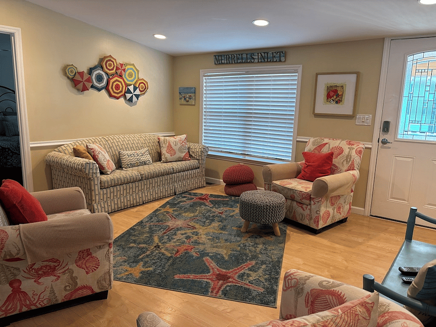 Living room with seating for 6