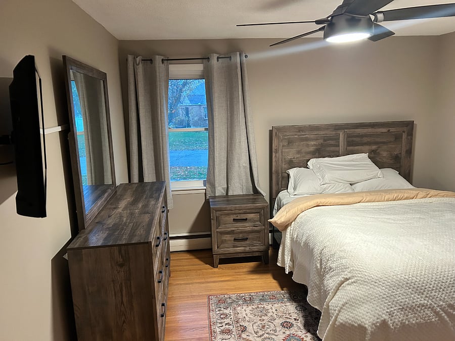 Queen bedroom 2