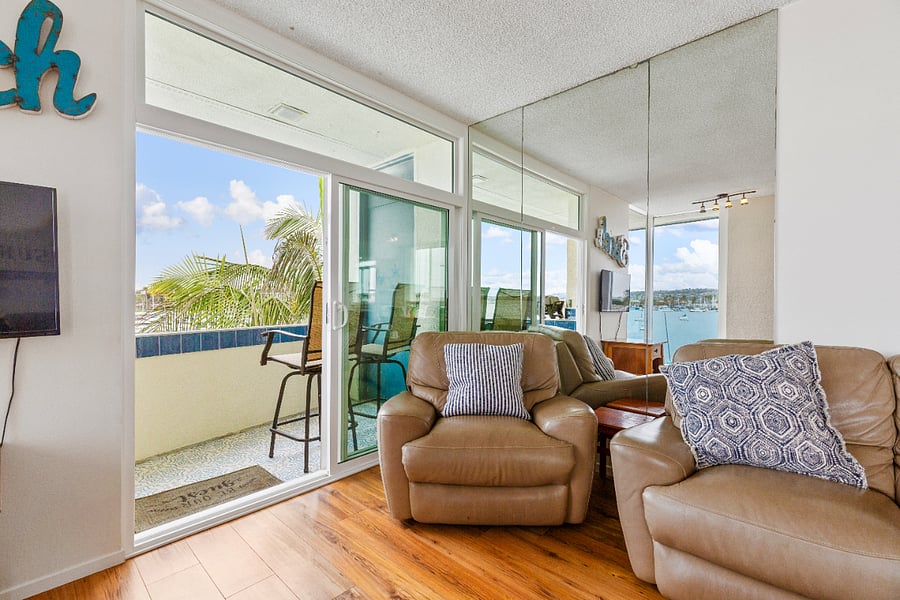 Living Room with fabulous bayviews!
