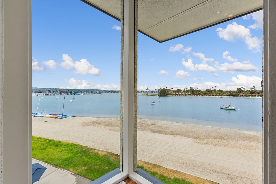 Living Room with fabulous bayviews!