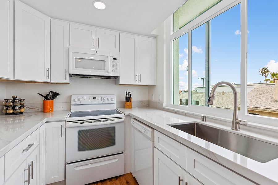 Full-service Kitchen with bayviews