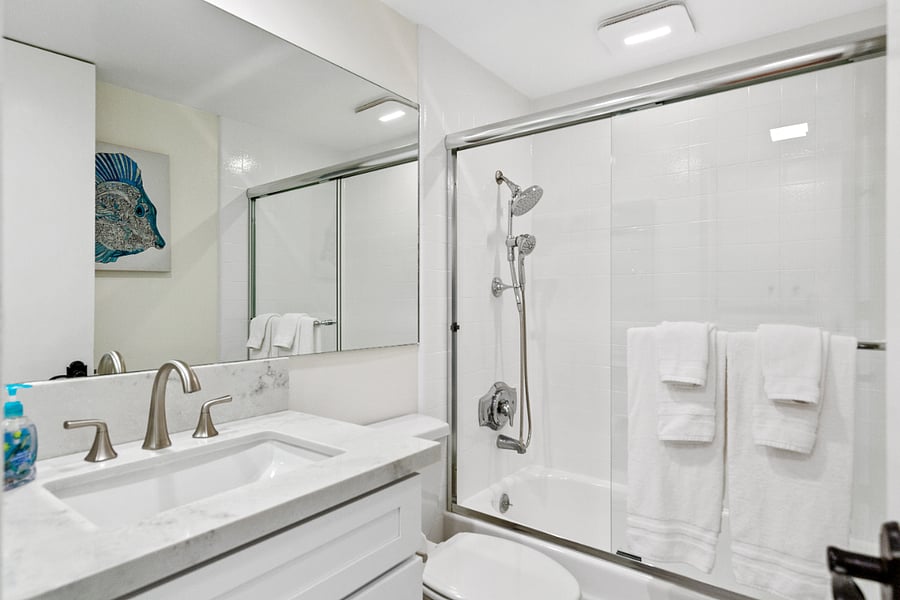 2nd full bathroom with tub/shower combo