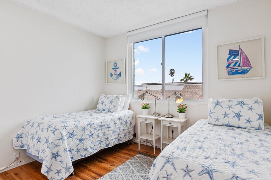 2nd bedroom with two twin beds, TV and bayviews
