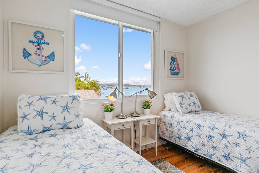 2nd bedroom with two twin beds, TV and bayviews