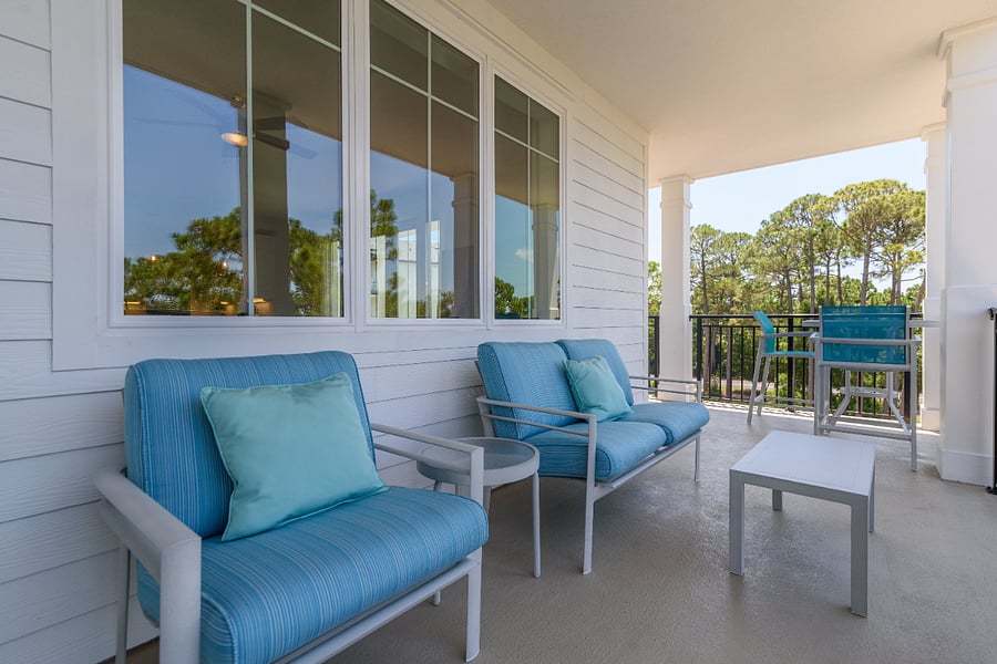 Balcony bay & pool views