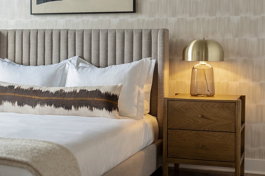 Elegant furnishings and gentle lighting set a tranquil tone.
A space that transforms every night into a peaceful escape.