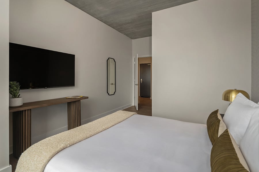 A soothing atmosphere designed for deep rest.
Experience comfort elevated by refined simplicity.