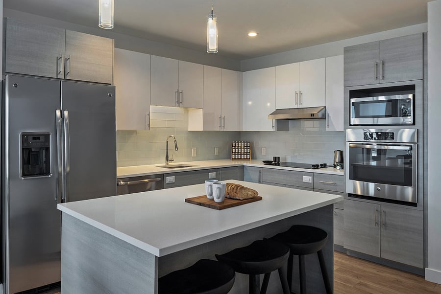 Warm textures and contemporary fixtures define this inviting kitchen.
A refined space that makes cooking feel like a pleasure.